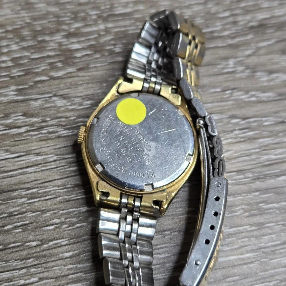 Vintage Seiko Quartz Women Gold Tone Watch Day Date Champagne Dial SQ Japan 2428